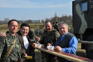Душпастирі УГКЦ спілкуються з військовослужбовцями,які несуть службу на блокпостах, спільно моляться